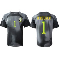 Camisa de Futebol Brasil Alisson Becker #1 Goleiro Equipamento Principal Mundo 2022 Manga Curta